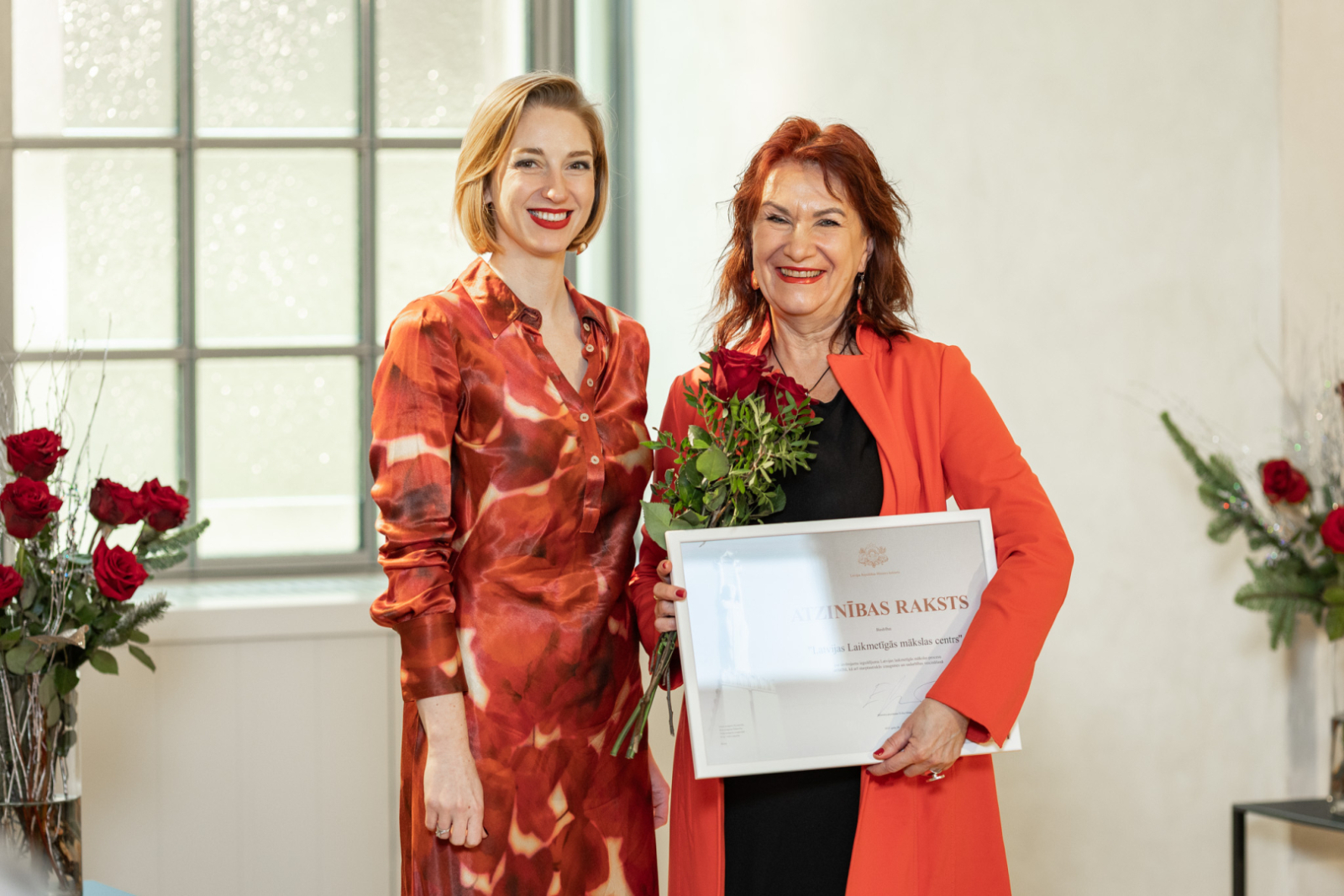 Kultūras ministre Agnese Lāce un MK un KM Atzinības rakstu saņēmēji LNVM remtera zālē
