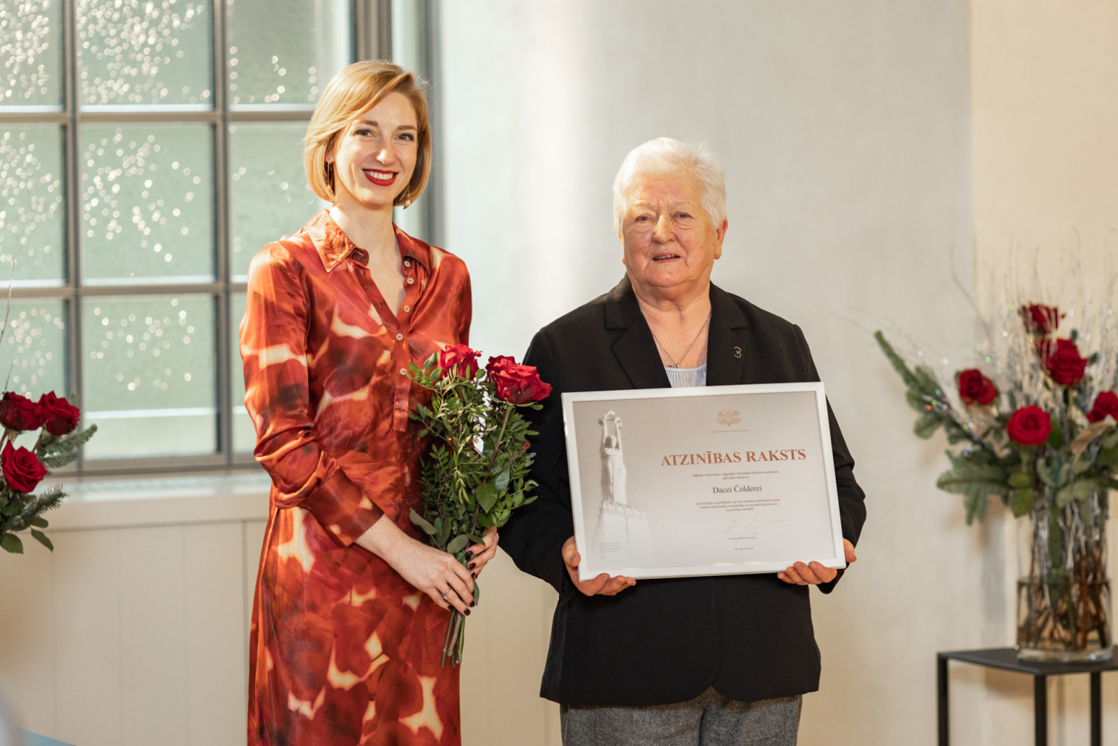Kultūras ministre Agnese Lāce un MK un KM Atzinības rakstu saņēmēji LNVM remtera zālē