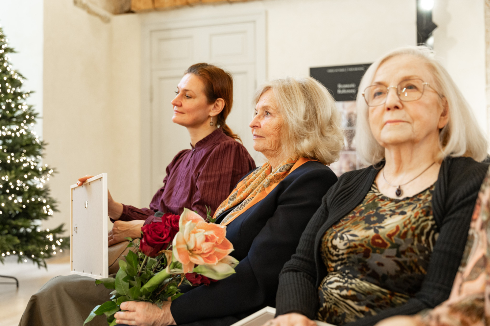 Kultūras ministre Agnese Lāce un MK un KM Atzinības rakstu saņēmēji LNVM remtera zālē