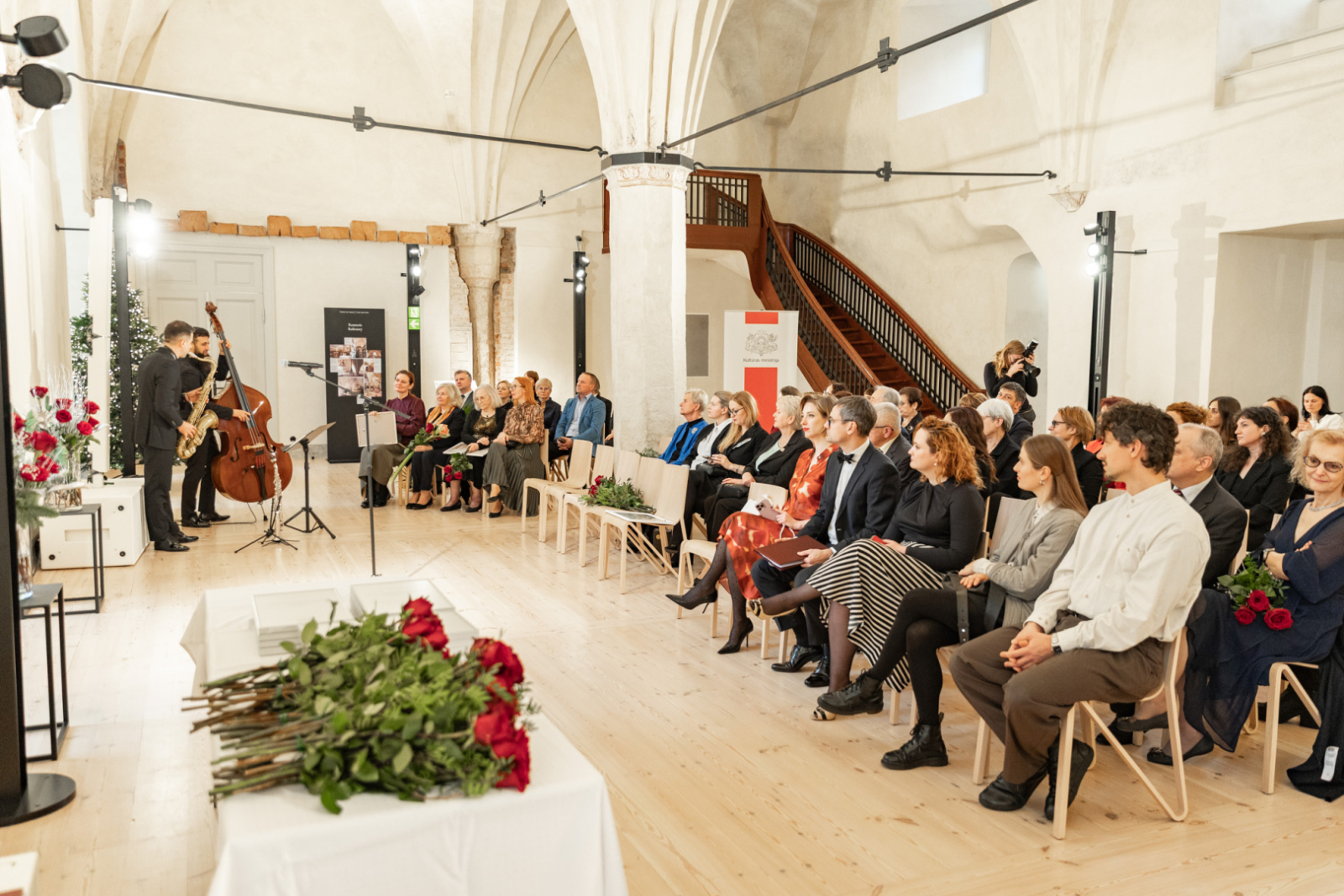 Kultūras ministre Agnese Lāce un MK un KM Atzinības rakstu saņēmēji LNVM remtera zālē