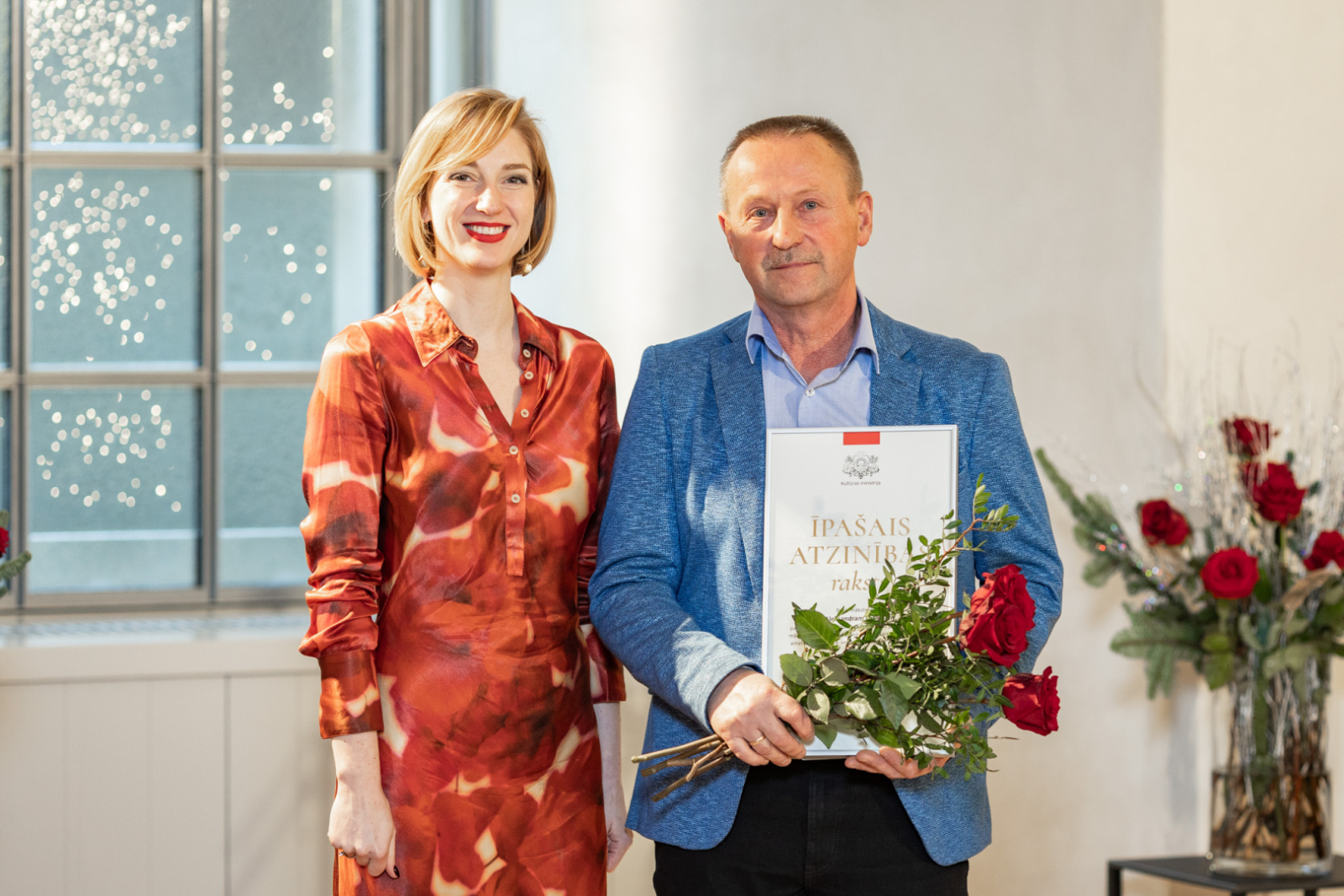 Kultūras ministre Agnese Lāce un MK un KM Atzinības rakstu saņēmēji LNVM remtera zālē