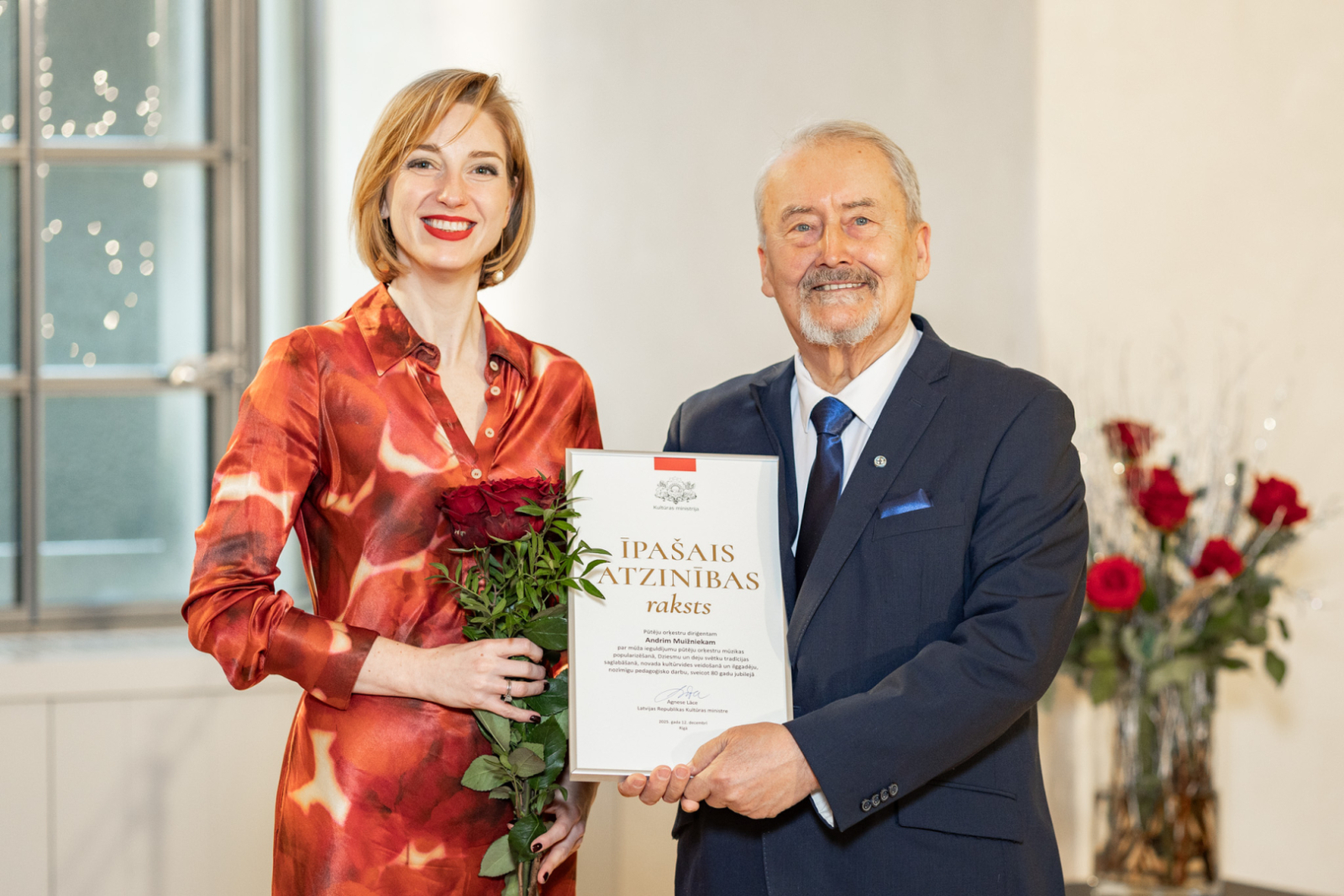 Kultūras ministre Agnese Lāce un MK un KM Atzinības rakstu saņēmēji LNVM remtera zālē
