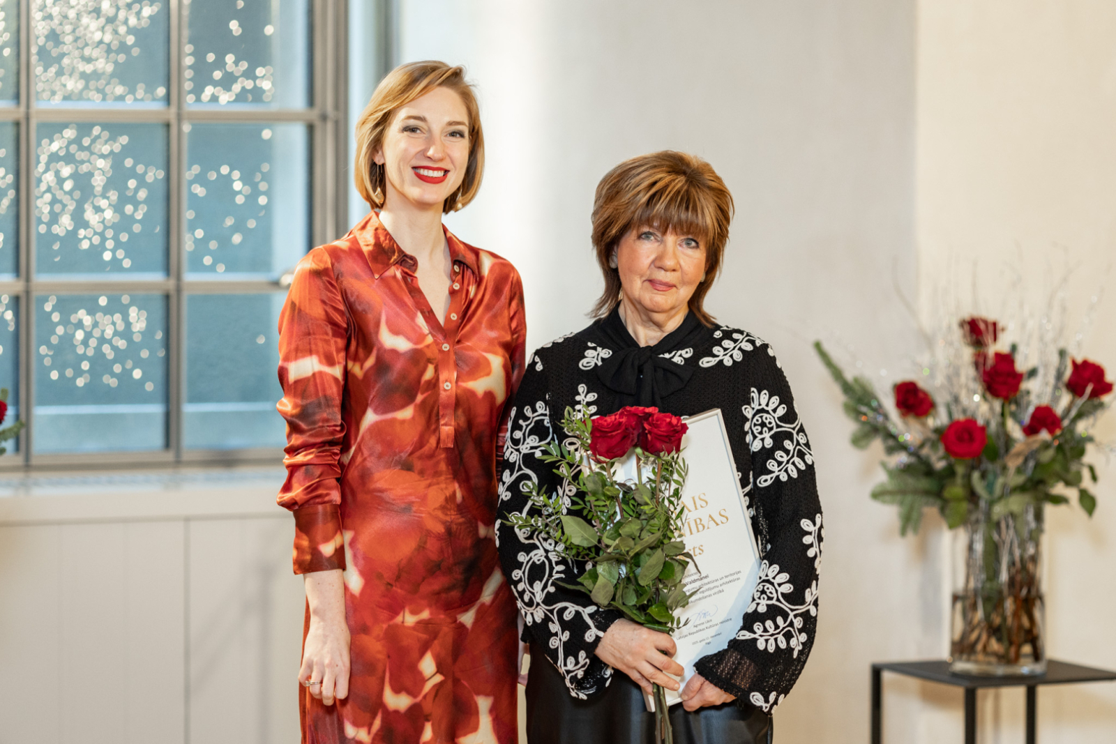 Kultūras ministre Agnese Lāce un MK un KM Atzinības rakstu saņēmēji LNVM remtera zālē