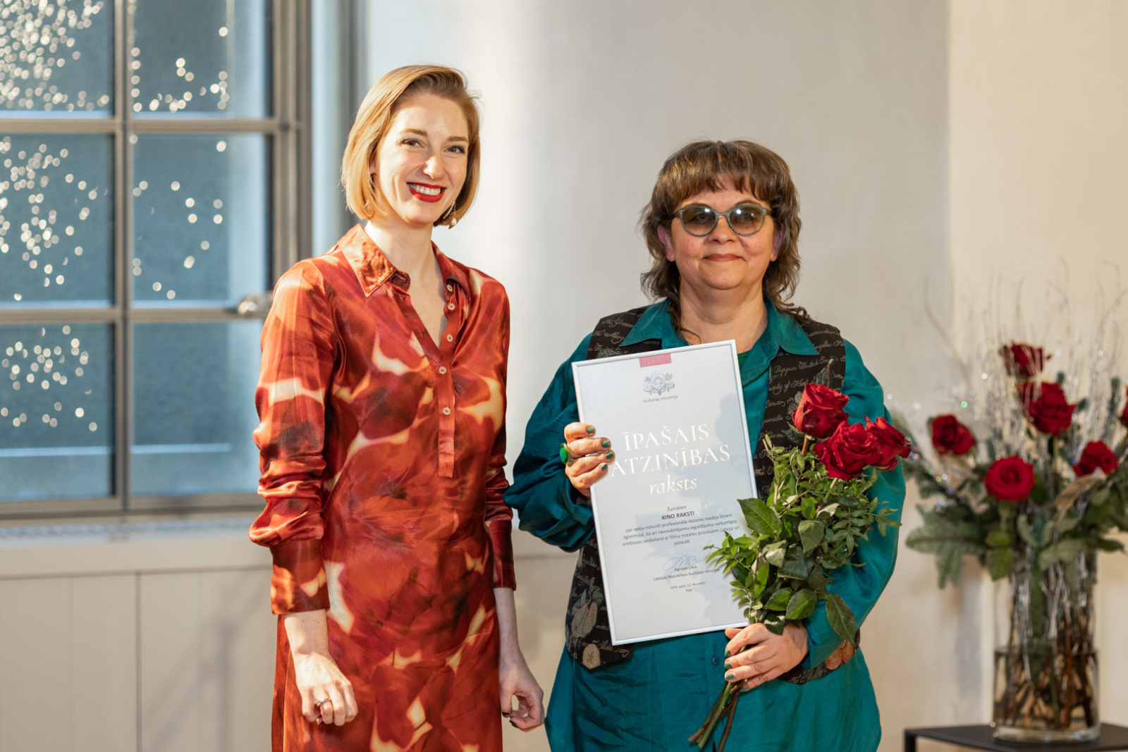 Kultūras ministre Agnese Lāce un MK un KM Atzinības rakstu saņēmēji LNVM remtera zālē