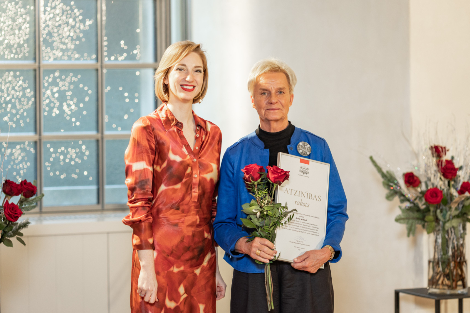 Kultūras ministre Agnese Lāce un MK un KM Atzinības rakstu saņēmēji LNVM remtera zālē