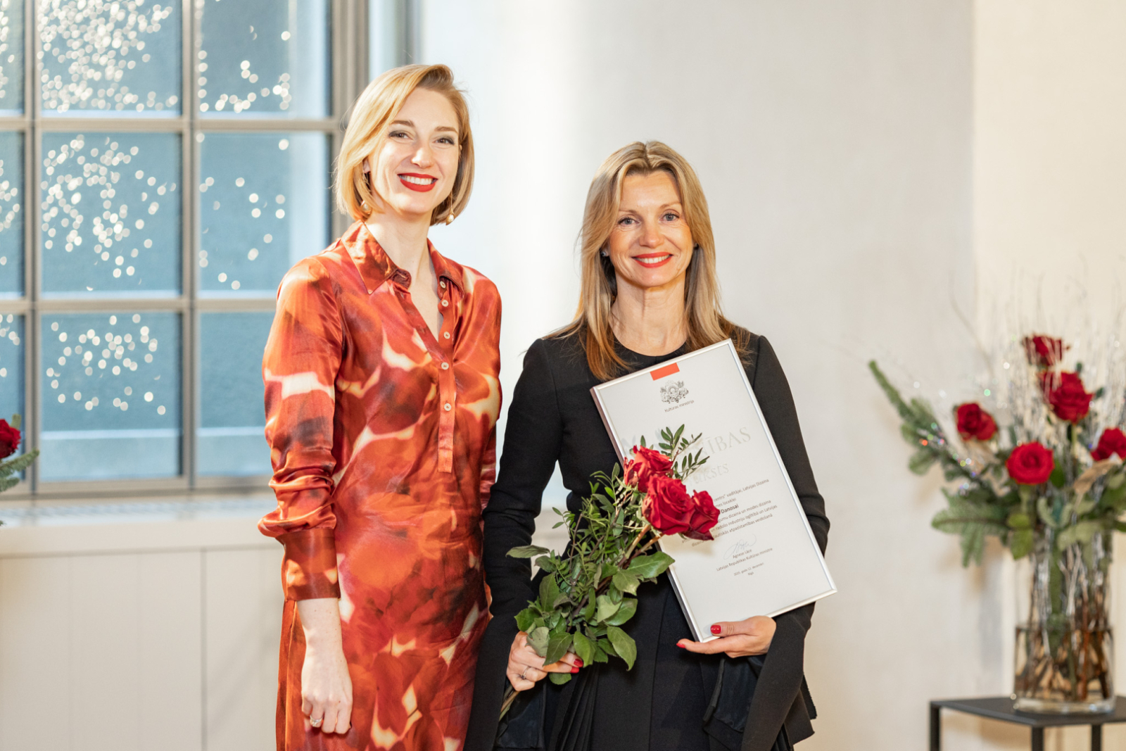 Kultūras ministre Agnese Lāce un MK un KM Atzinības rakstu saņēmēji LNVM remtera zālē