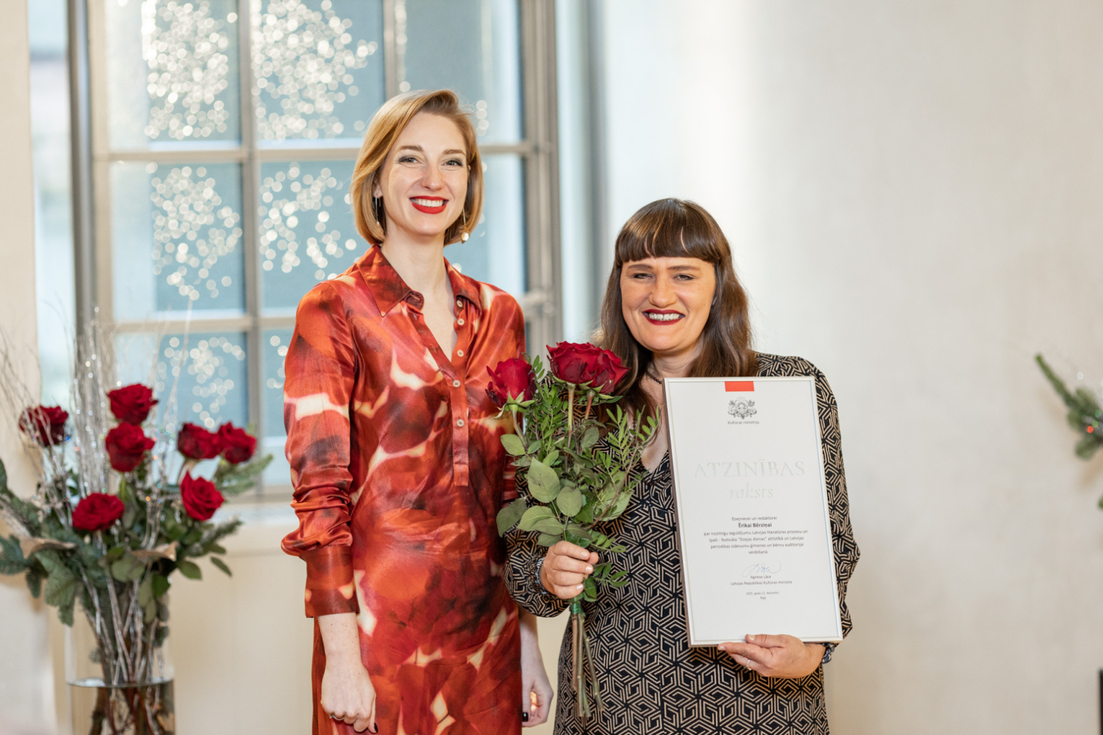 Kultūras ministre Agnese Lāce un MK un KM Atzinības rakstu saņēmēji LNVM remtera zālē