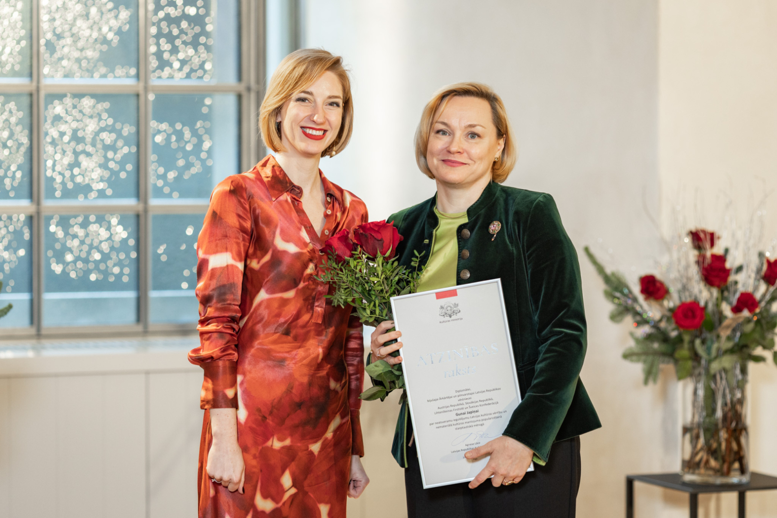 Kultūras ministre Agnese Lāce un MK un KM Atzinības rakstu saņēmēji LNVM remtera zālē