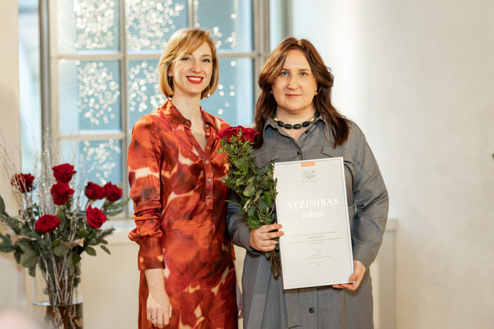 Kultūras ministre Agnese Lāce un MK un KM Atzinības rakstu saņēmēji LNVM remtera zālē