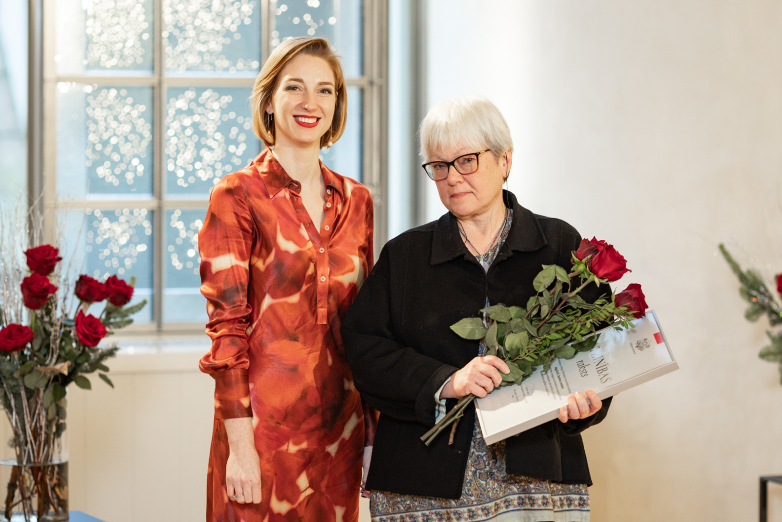 Kultūras ministre Agnese Lāce un MK un KM Atzinības rakstu saņēmēji LNVM remtera zālē