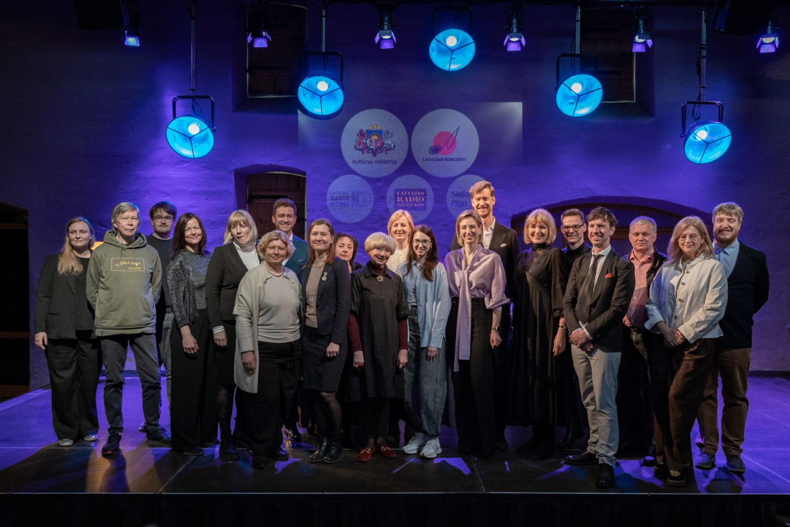 Mediju pārstāvji un preses konferences dalībnieki Spīķeru koncertzāles telpās