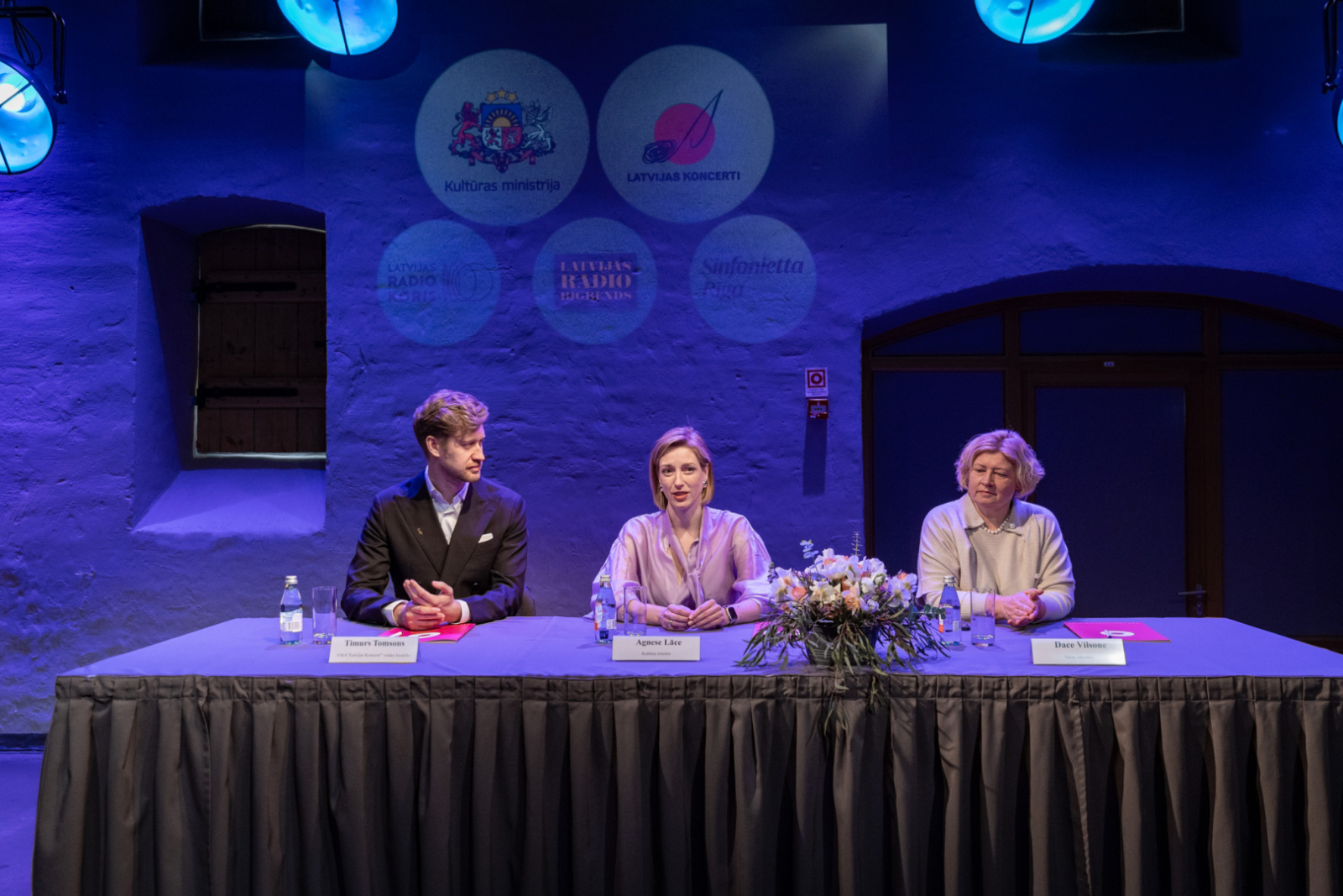 Mediju pārstāvji un preses konferences dalībnieki Spīķeru koncertzāles telpās