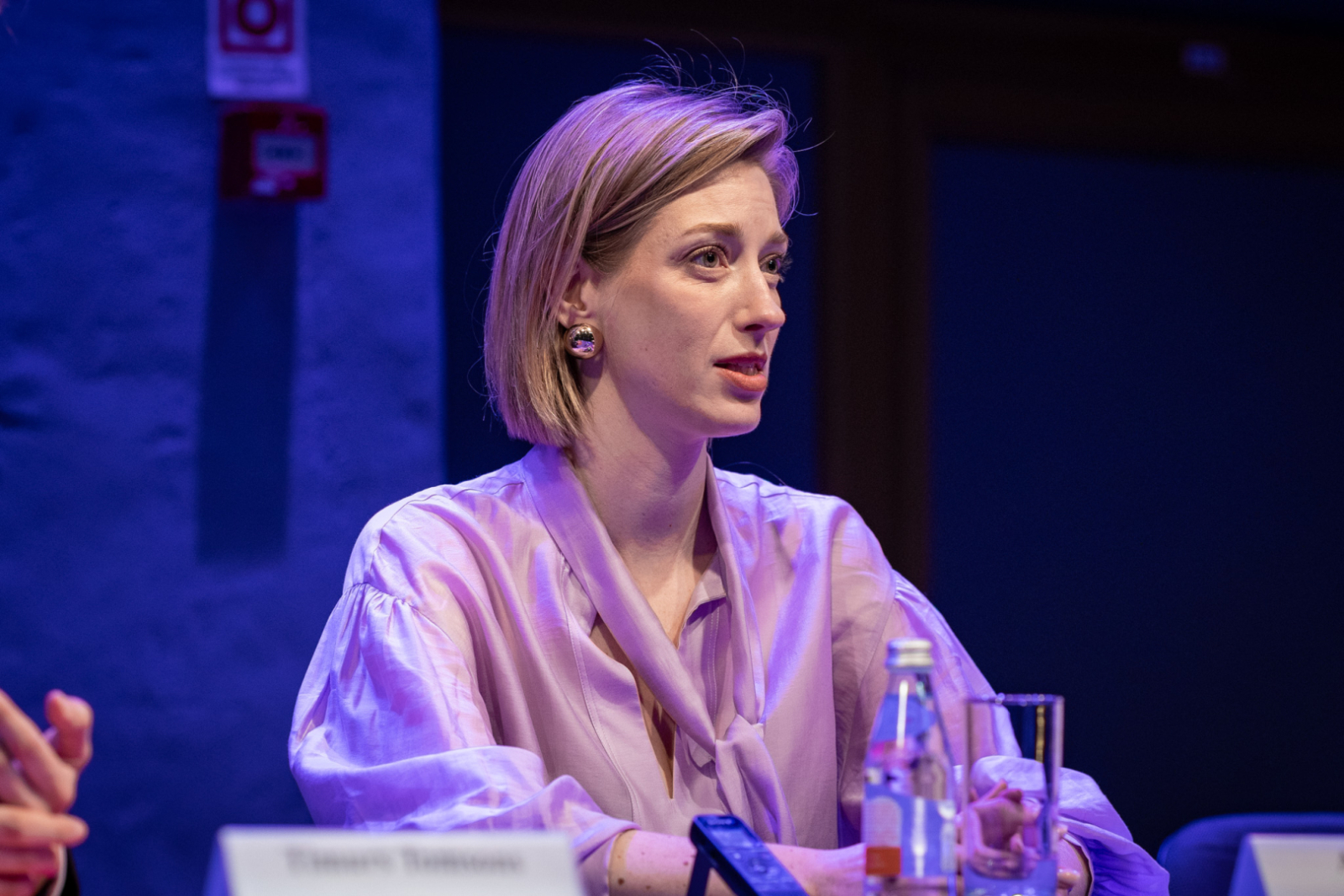 Mediju pārstāvji un preses konferences dalībnieki Spīķeru koncertzāles telpās