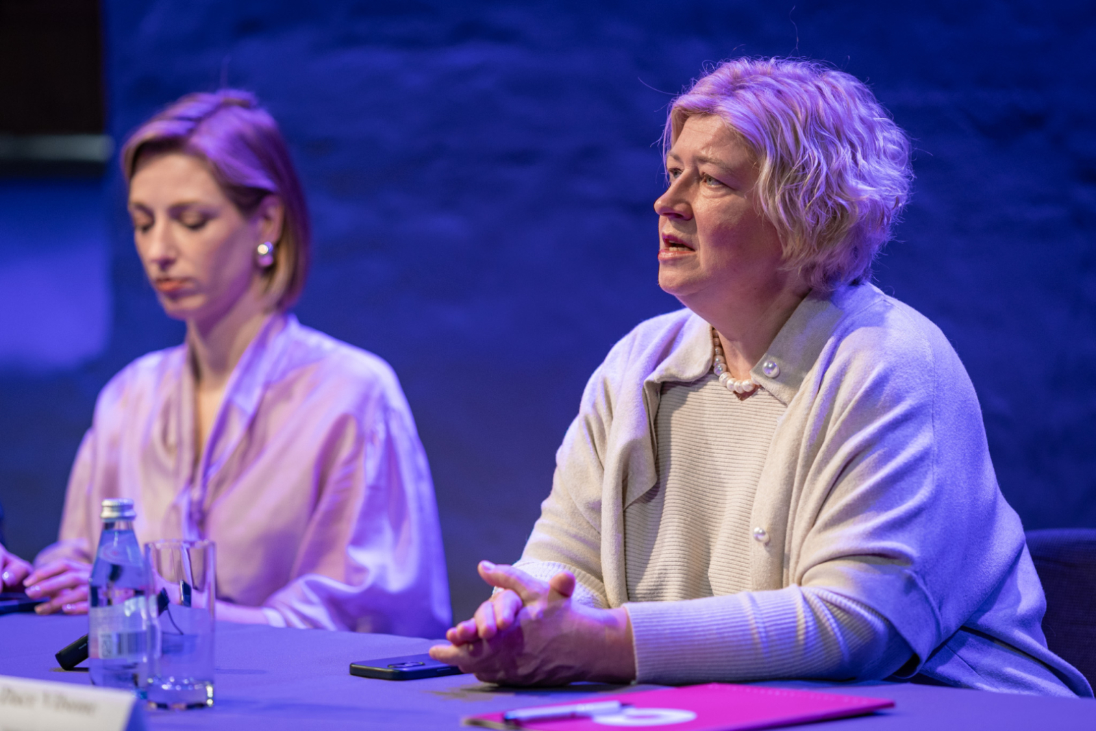 Mediju pārstāvji un preses konferences dalībnieki Spīķeru koncertzāles telpās