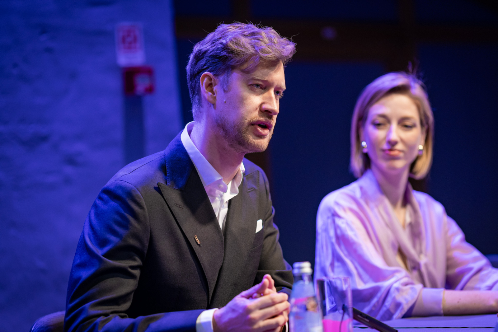 Mediju pārstāvji un preses konferences dalībnieki Spīķeru koncertzāles telpās