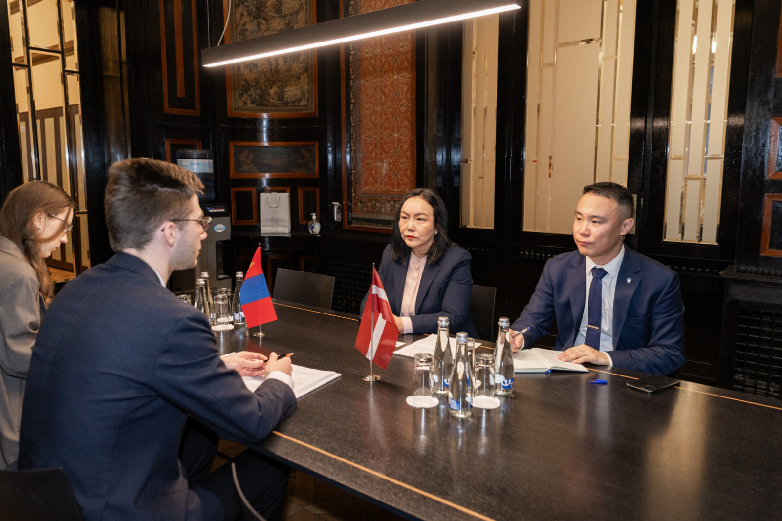 Parlamentārā sekretāra Aleksandra Kalēja tikšanās ar Mongolijas ārkārtējo un pilnvaroto vēstnieci V. E. Ojundari Navānu‑Jundenas (H. E. Mrs Oyundari Navaan‑Yunden)