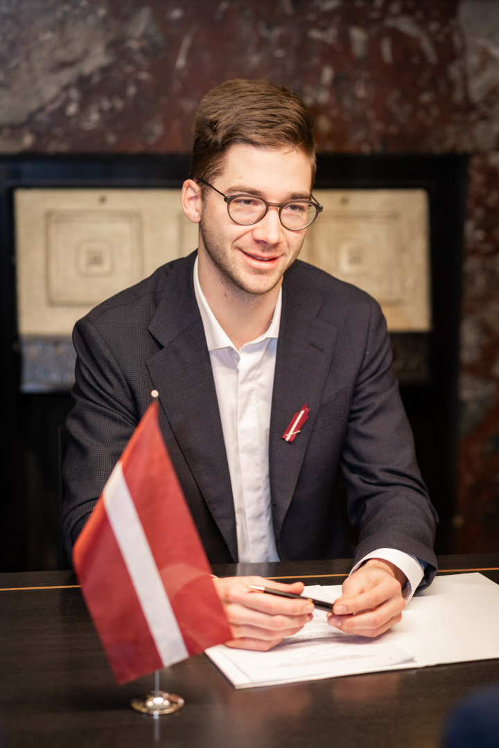 Parlamentārā sekretāra Aleksandra Kalēja tikšanās ar Mongolijas ārkārtējo un pilnvaroto vēstnieci V. E. Ojundari Navānu‑Jundenas (H. E. Mrs Oyundari Navaan‑Yunden)