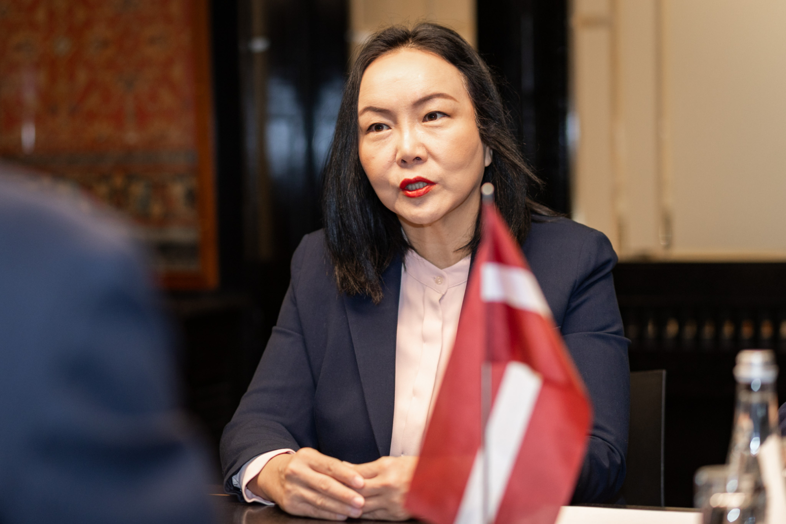 Parlamentārā sekretāra Aleksandra Kalēja tikšanās ar Mongolijas ārkārtējo un pilnvaroto vēstnieci V. E. Ojundari Navānu‑Jundenas (H. E. Mrs Oyundari Navaan‑Yunden)