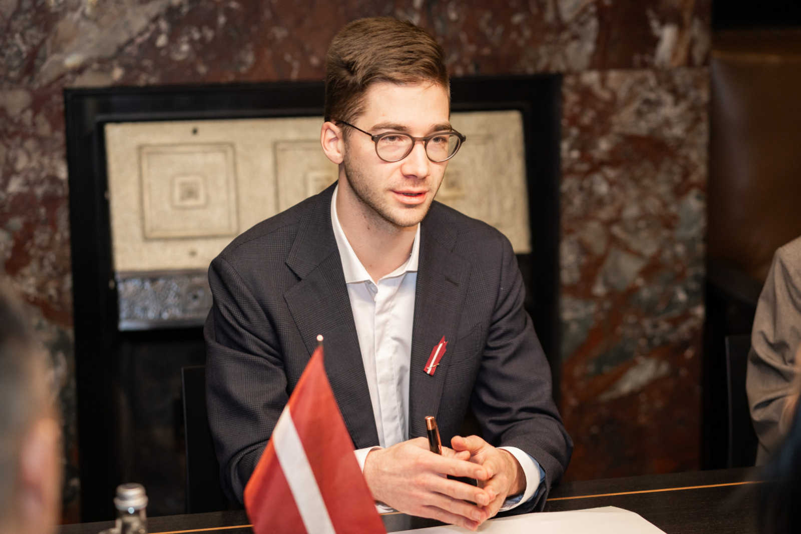 Parlamentārā sekretāra Aleksandra Kalēja tikšanās ar Mongolijas ārkārtējo un pilnvaroto vēstnieci V. E. Ojundari Navānu‑Jundenas (H. E. Mrs Oyundari Navaan‑Yunden)