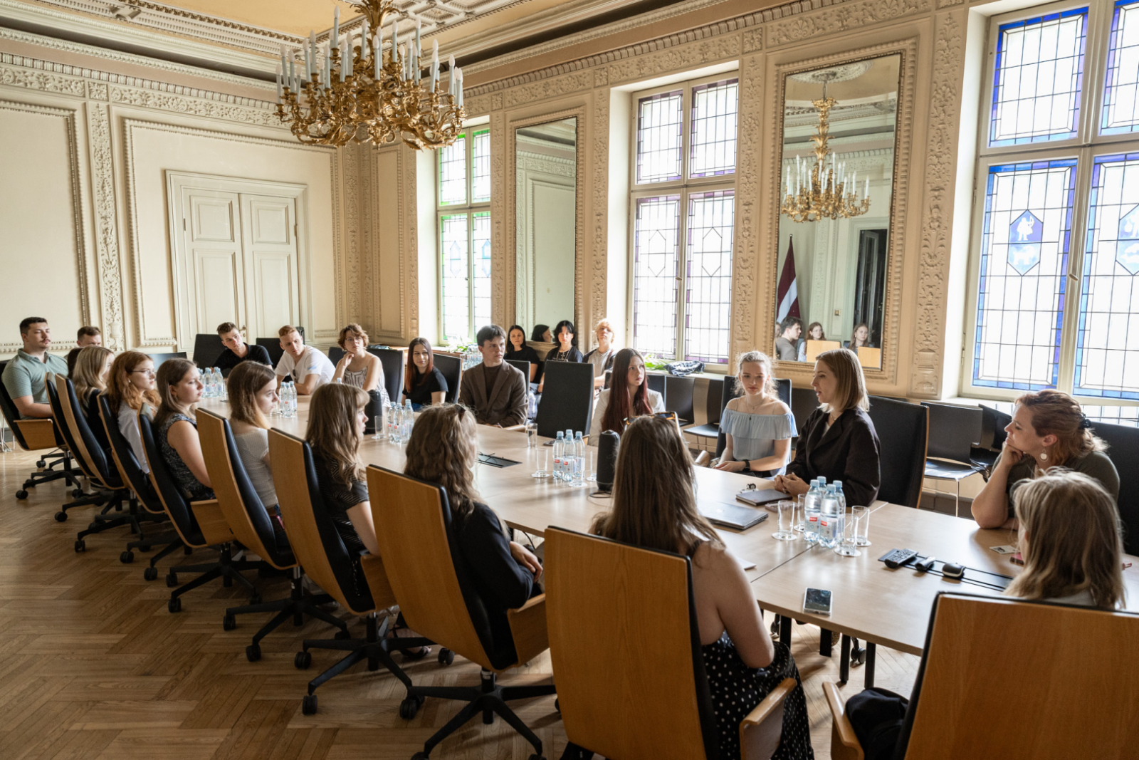 Kultūras ministres Agneses Lāces tikšanās ar jaunatnes organizācijas "Klubs "Māja" – jaunatne vienotai Eiropai" vienības "JEF Latvija" jauniešiem Kultūras ministrijas zālē. Foto: Oskars Artūrs Upenieks / Kultūras ministrija