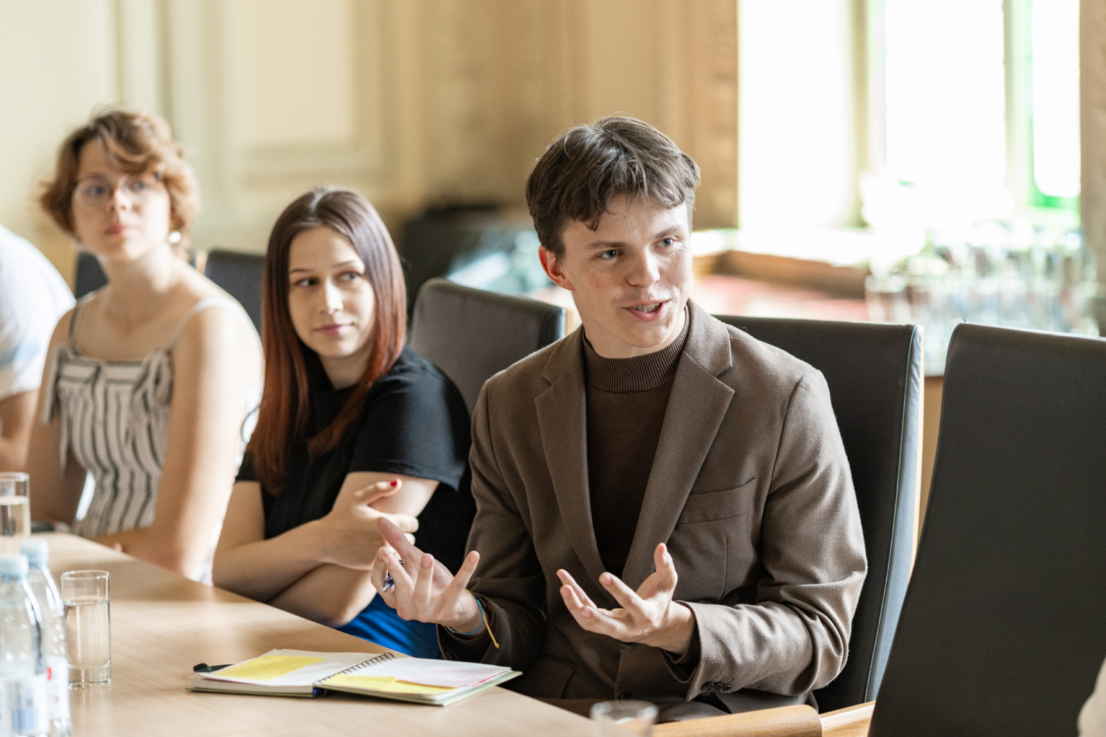 Jaunatnes organizācijas "Klubs "Māja" – jaunatne vienotai Eiropai" vienības "JEF Latvija" jaunieši Kultūras ministrijas zālē. Foto: Oskars Artūrs Upenieks / Kultūras ministrija