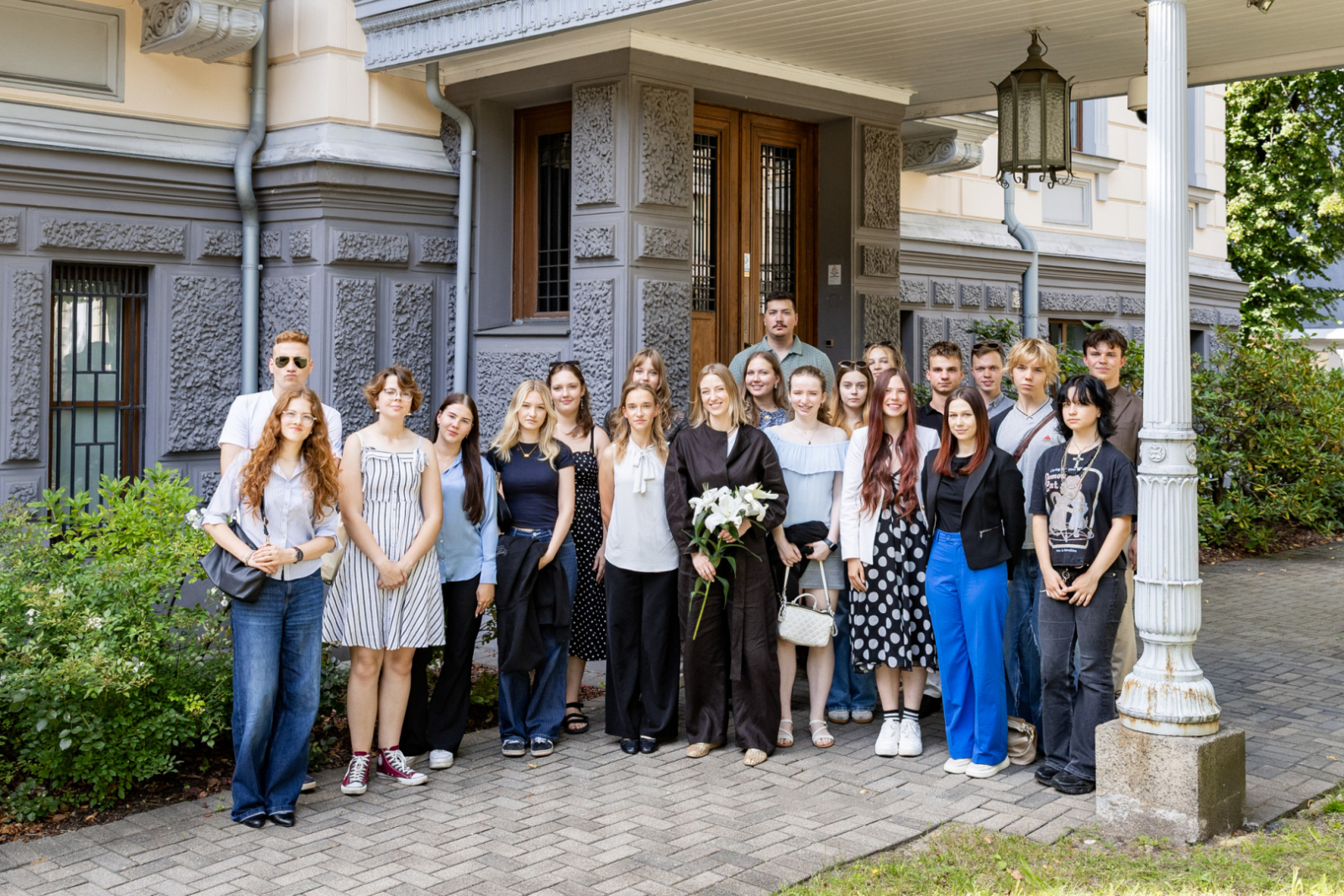 Kultūras ministres Agneses Lāces tikšanās ar jaunatnes organizācijas "Klubs "Māja" – jaunatne vienotai Eiropai" vienības "JEF Latvija" jauniešiem pie Kultūras ministrijas. Foto: Oskars Artūrs Upenieks / Kultūras ministrija