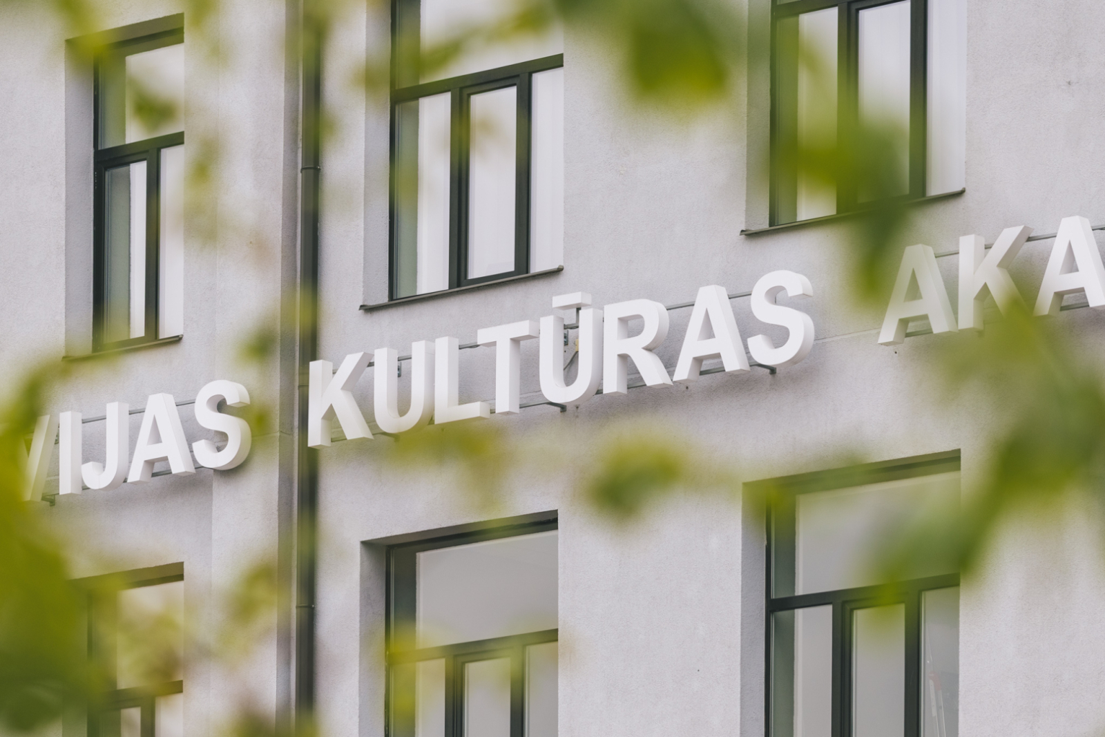 Latvijas Kultūras akadēmijas nosaukums pie ēkas sienas