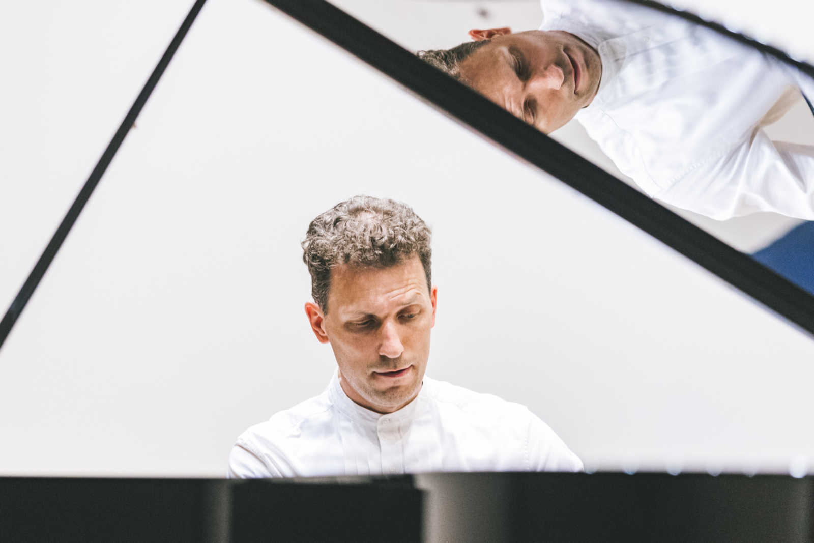 Pianists Reinis Zariņš pie klavierēm