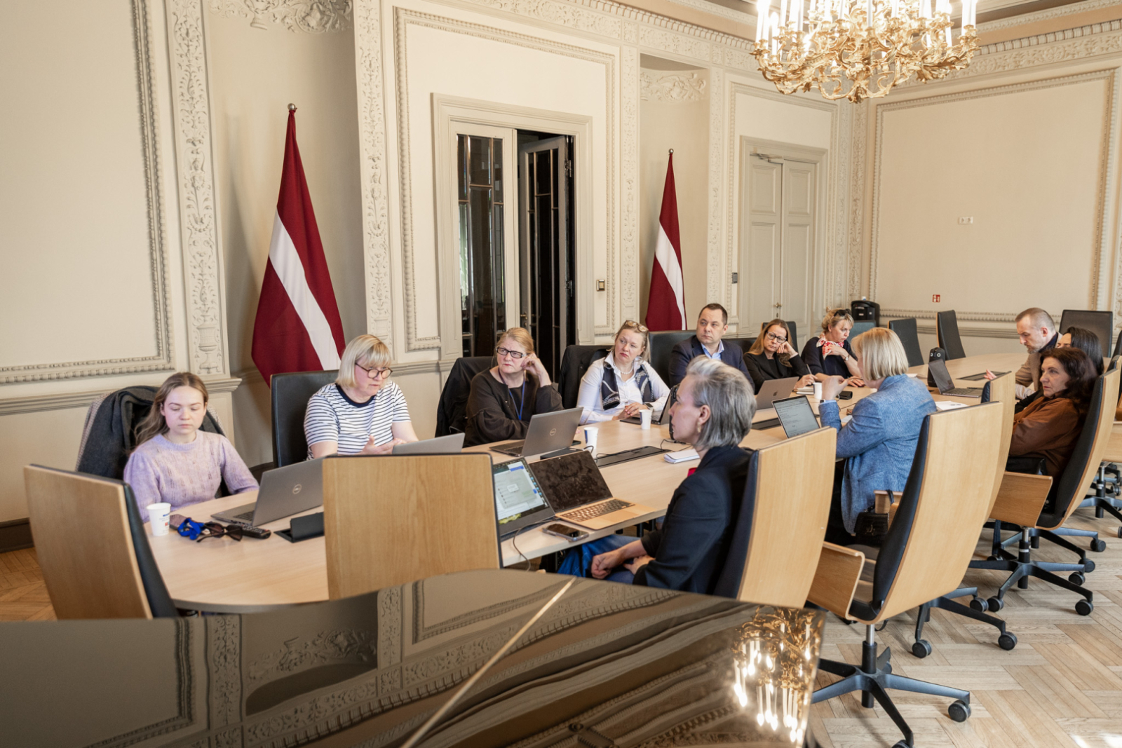 Mediju politikas konsultatīvās padomes sanāksmes norise KM Lielajā zālē, padomes dalībnieki sēž un diskutē pie lielā galda
