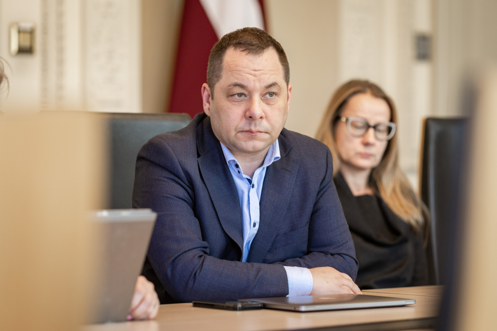 Mediju politikas konsultatīvās padomes sanāksmes norise KM Lielajā zālē, padomes dalībnieki sēž un diskutē pie lielā galda