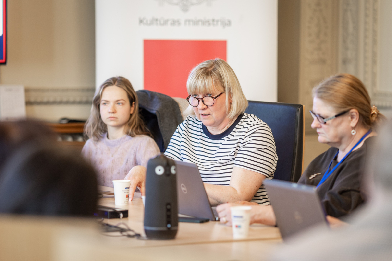 Mediju politikas konsultatīvās padomes sanāksmes norise KM Lielajā zālē, padomes dalībnieki sēž un diskutē pie lielā galda