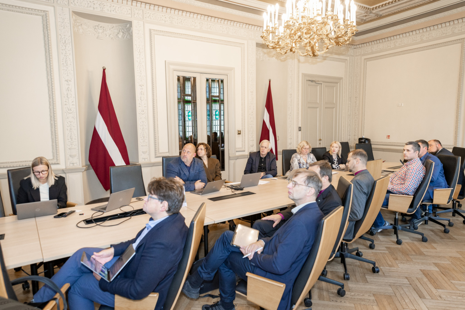 Rīgas Doma padomes sēdes norise KM Lielajā zālē, pie galda sēž sēdes dalībbnieki