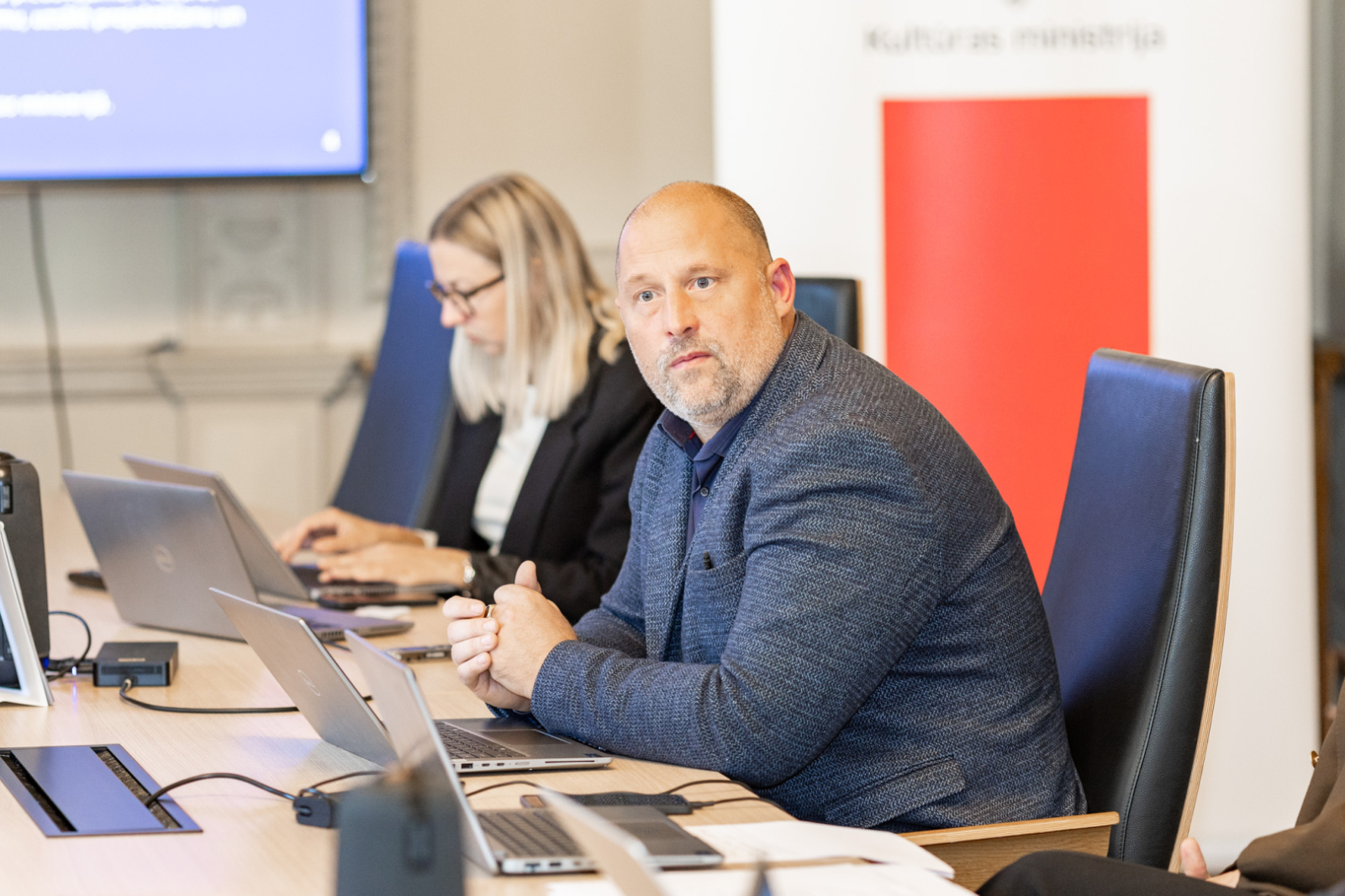 Rīgas Doma padomes sēdes norise KM Lielajā zālē, pie galda sēž sēdes dalībbnieki