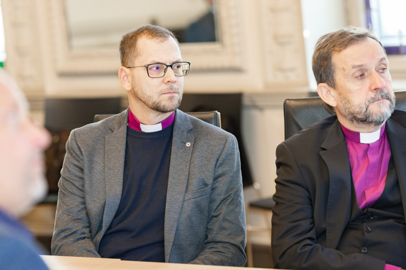 Rīgas Doma padomes sēdes norise KM Lielajā zālē, pie galda sēž sēdes dalībbnieki