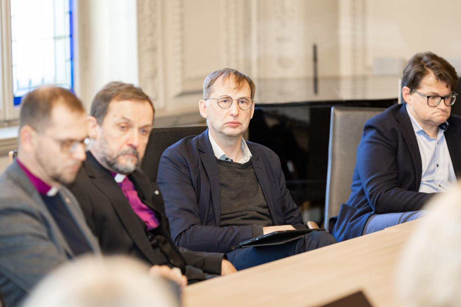 Rīgas Doma padomes sēdes norise KM Lielajā zālē, pie galda sēž sēdes dalībbnieki