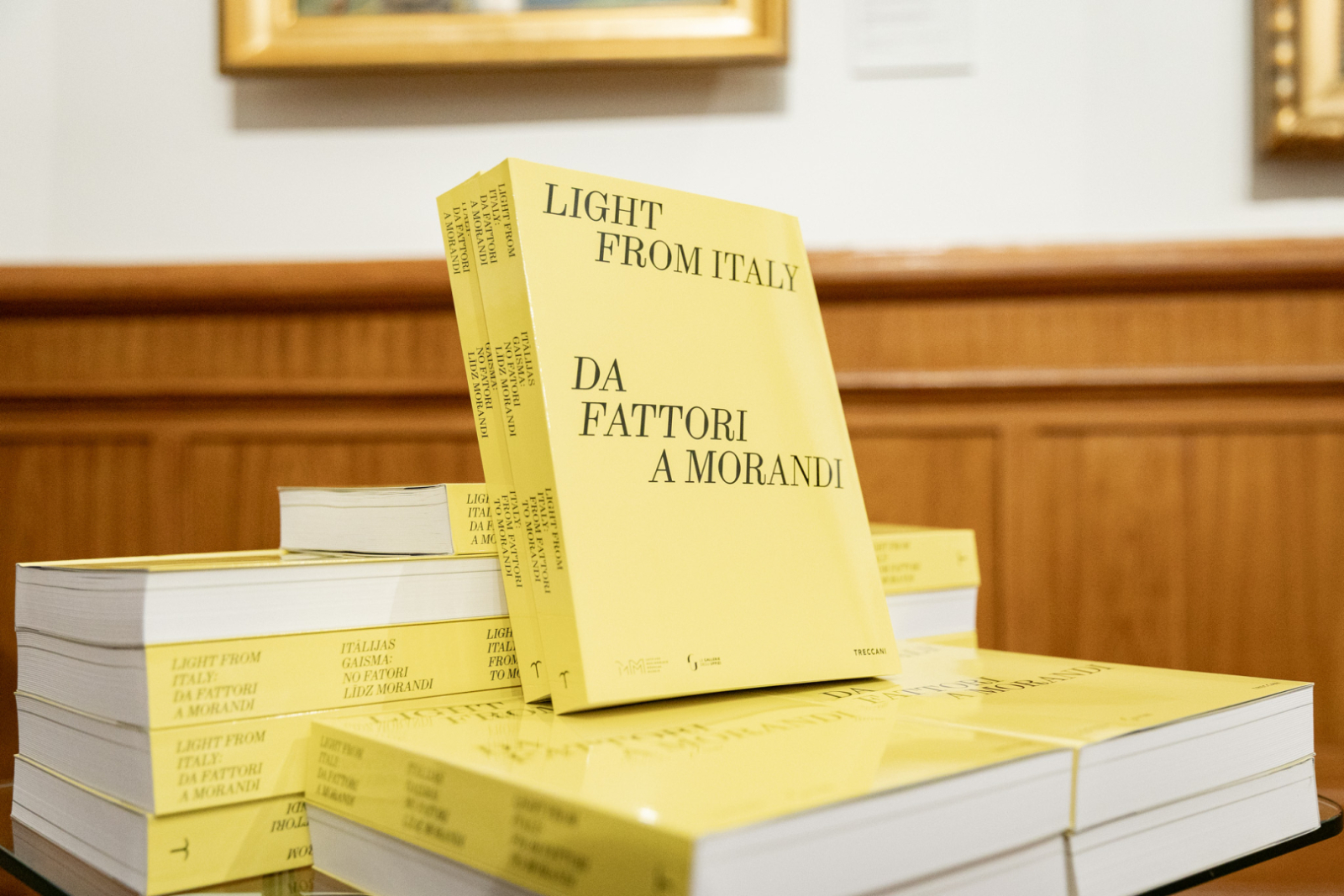 Izstādes kataloga atvēršanas ceremonijas norise LNMM telpās, telpā apmeklētāji un viesi