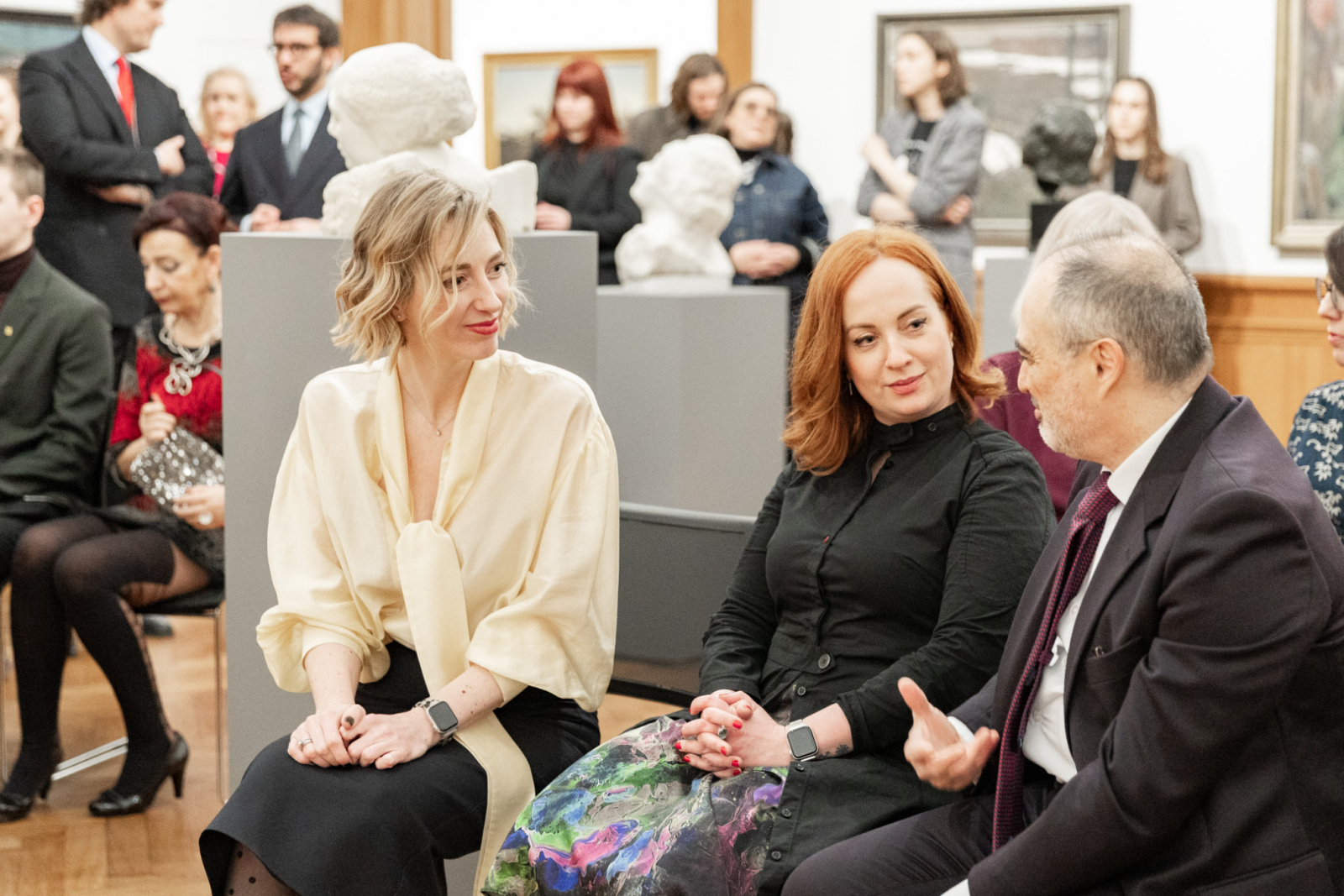Izstādes kataloga atvēršanas ceremonijas norise LNMM telpās, telpā apmeklētāji un viesi