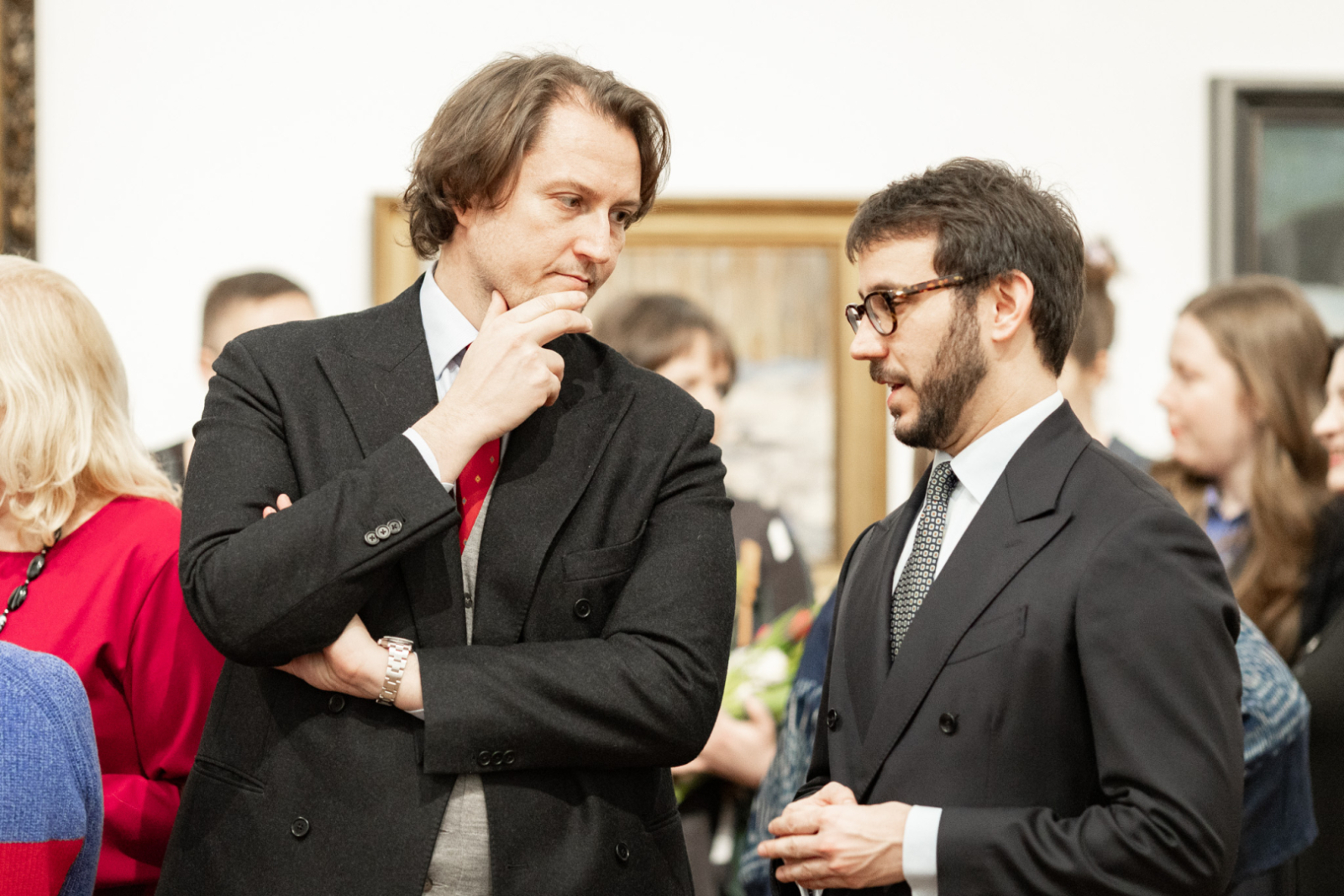 Izstādes kataloga atvēršanas ceremonijas norise LNMM telpās, telpā apmeklētāji un viesi