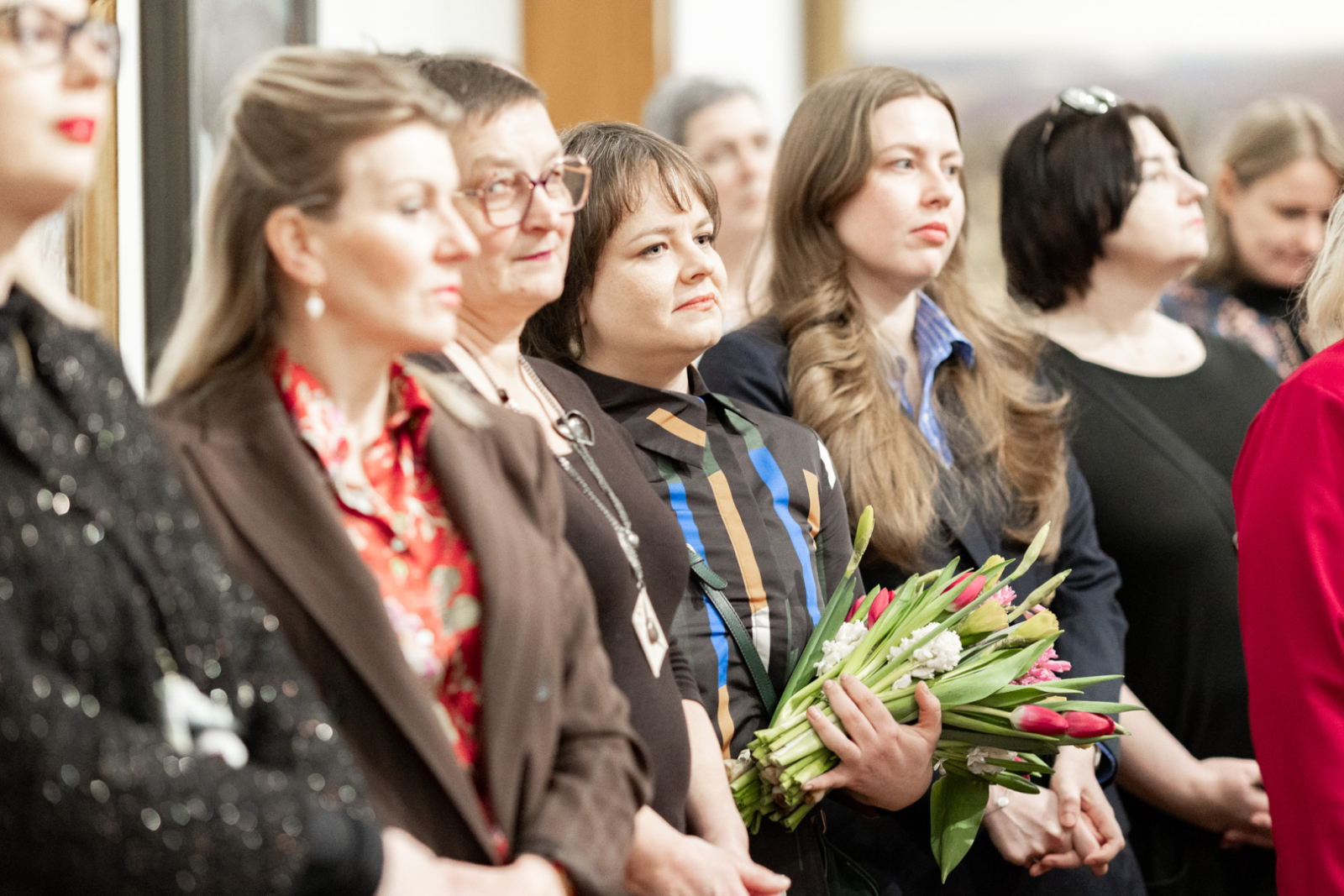 Izstādes kataloga atvēršanas ceremonijas norise LNMM telpās, telpā apmeklētāji un viesi