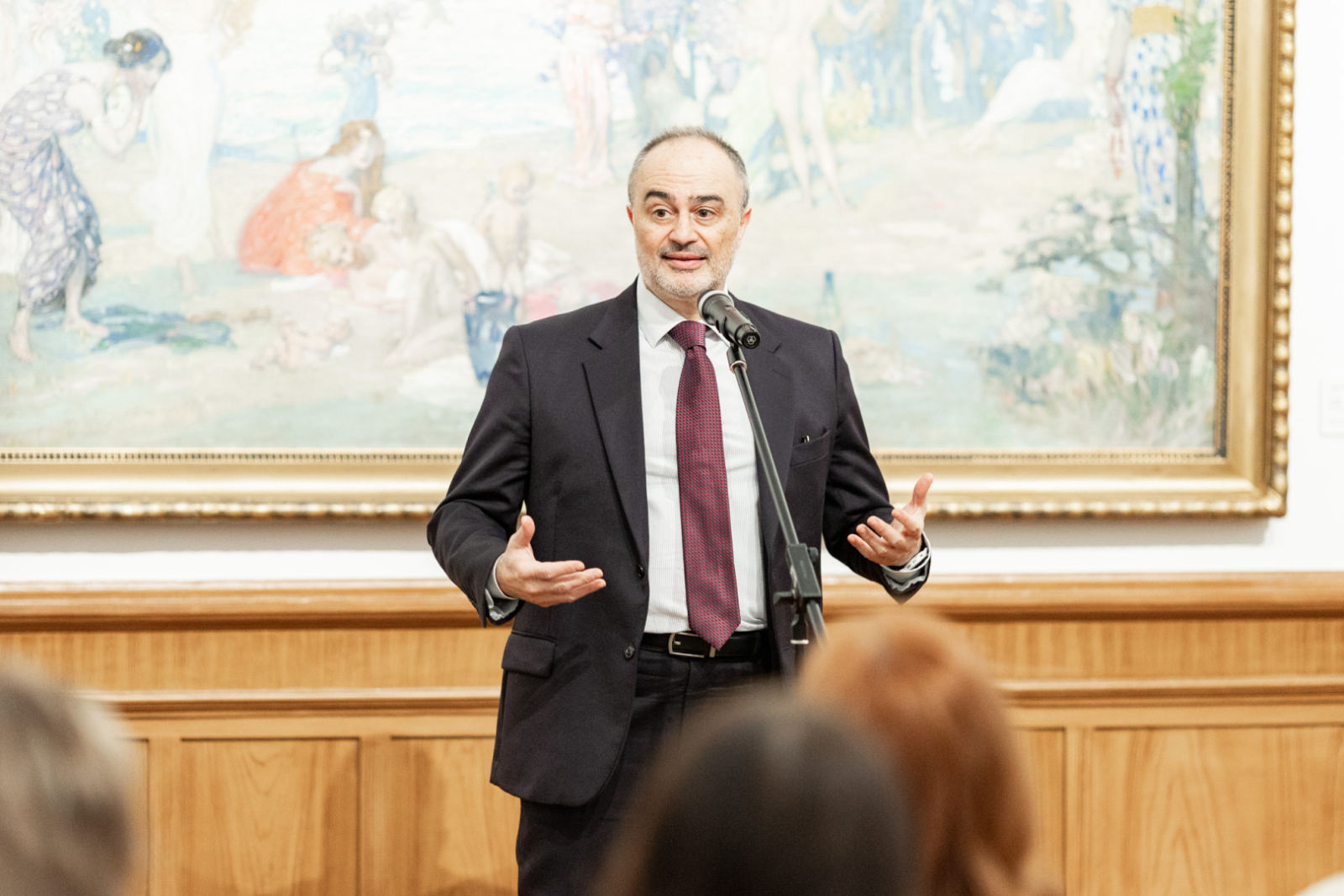 Izstādes kataloga atvēršanas ceremonijas norise LNMM telpās, telpā apmeklētāji un viesi