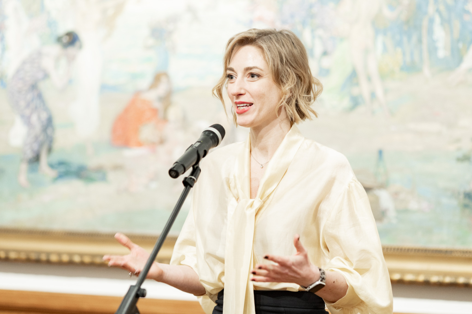 Izstādes kataloga atvēršanas ceremonijas norise LNMM telpās, telpā apmeklētāji un viesi