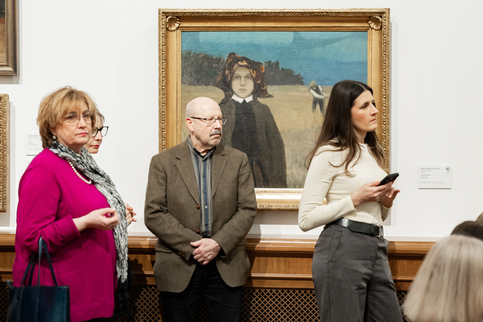 Izstādes kataloga atvēršanas ceremonijas norise LNMM telpās, telpā apmeklētāji un viesi