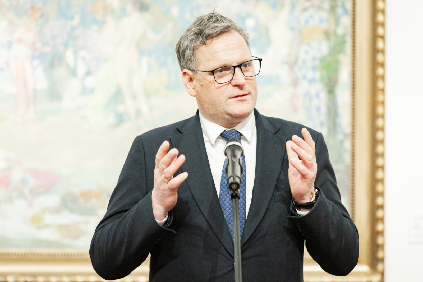 Izstādes kataloga atvēršanas ceremonijas norise LNMM telpās, telpā apmeklētāji un viesi