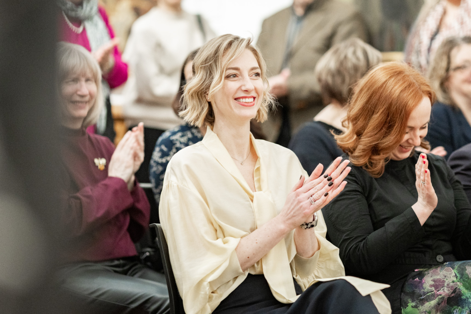 Izstādes kataloga atvēršanas ceremonijas norise LNMM telpās, telpā apmeklētāji un viesi