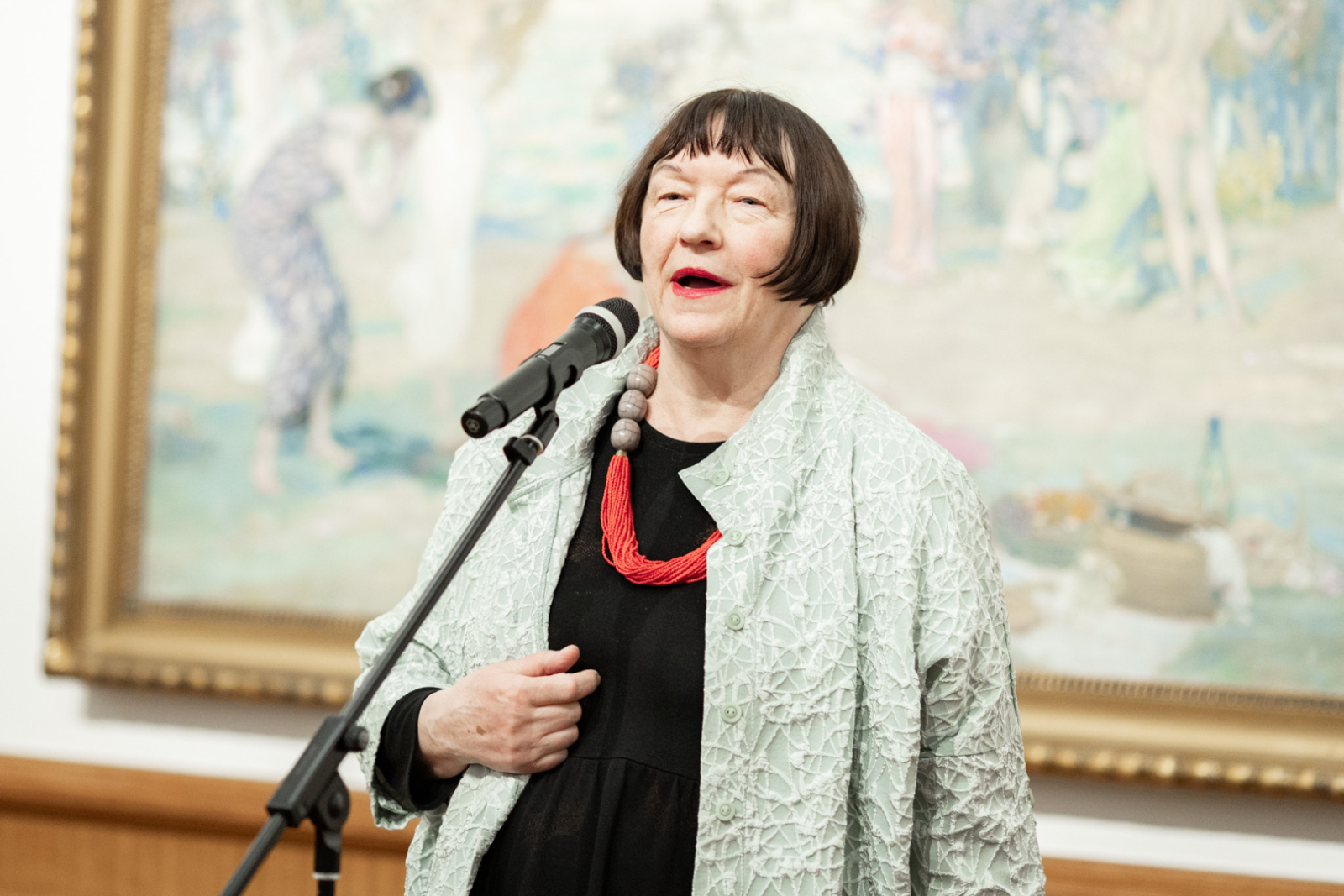 Izstādes kataloga atvēršanas ceremonijas norise LNMM telpās, telpā apmeklētāji un viesi