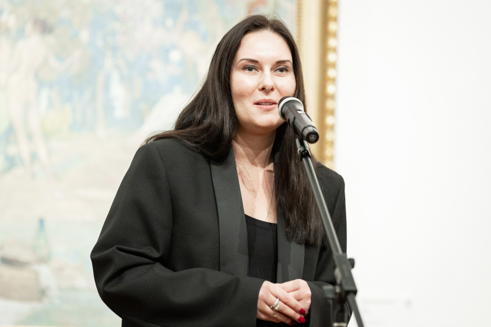 Izstādes kataloga atvēršanas ceremonijas norise LNMM telpās, telpā apmeklētāji un viesi