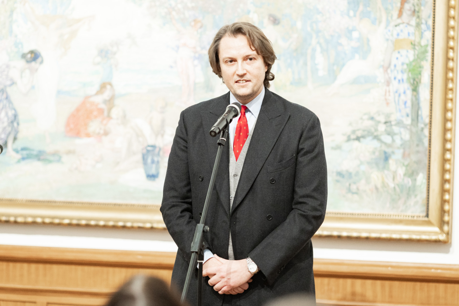 Izstādes kataloga atvēršanas ceremonijas norise LNMM telpās, telpā apmeklētāji un viesi