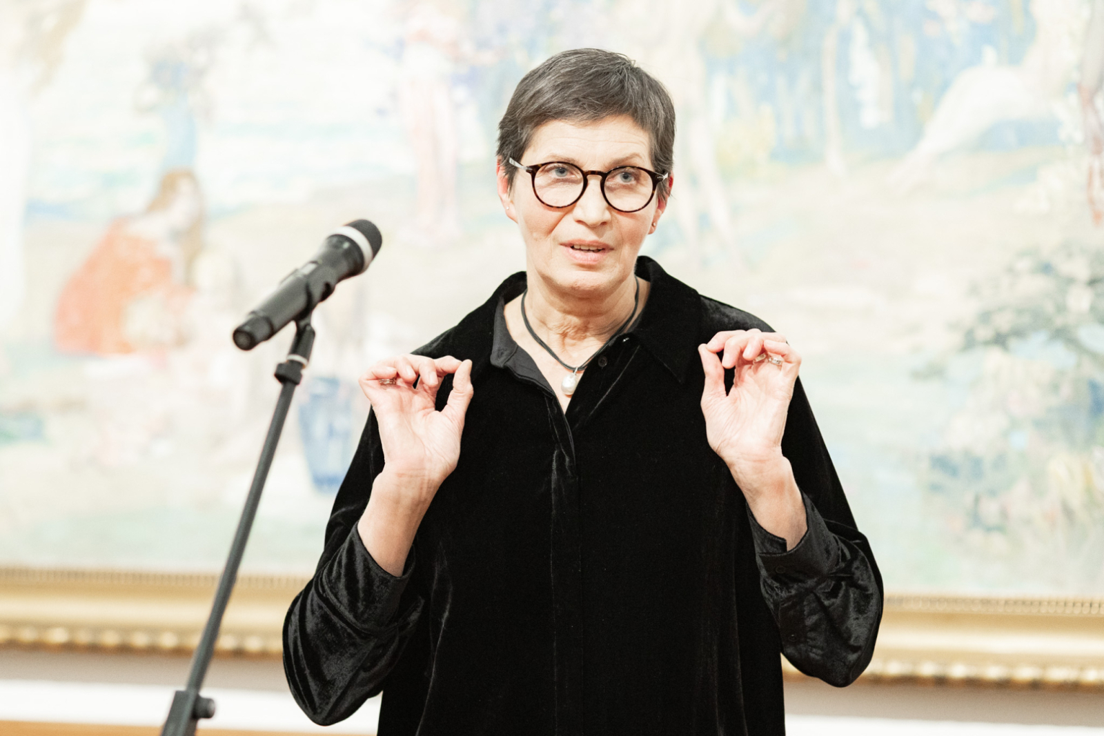 Izstādes kataloga atvēršanas ceremonijas norise LNMM telpās, telpā apmeklētāji un viesi