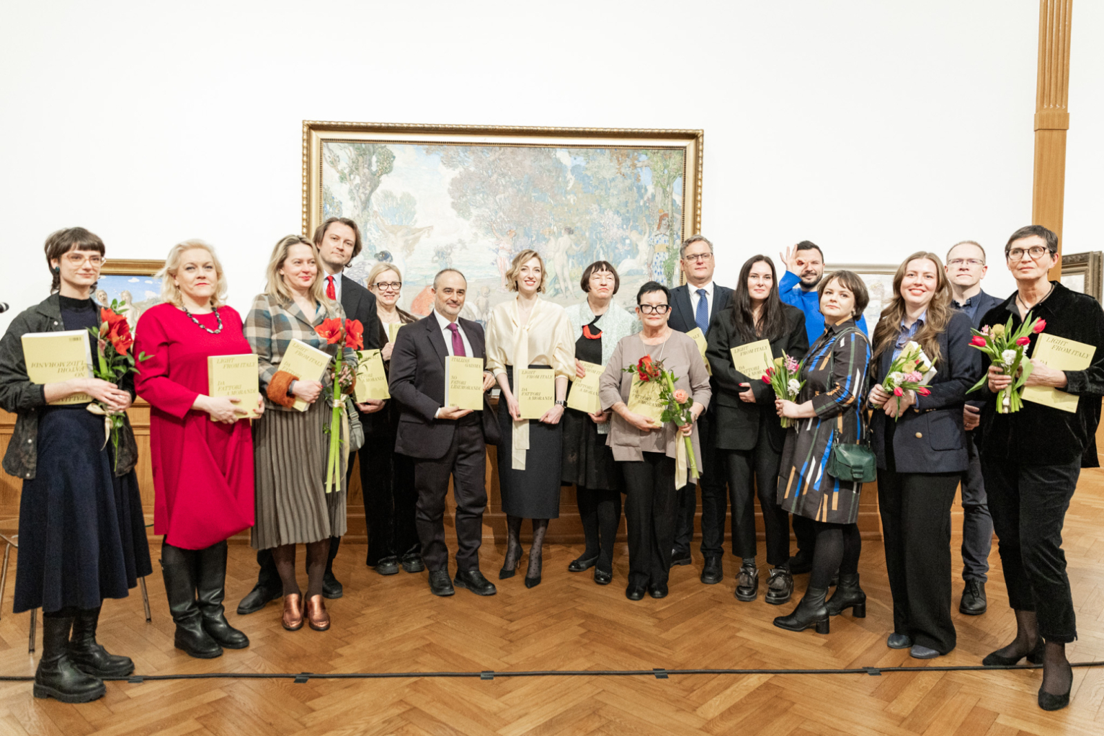 Izstādes kataloga atvēršanas ceremonijas norise LNMM telpās, telpā apmeklētāji un viesi