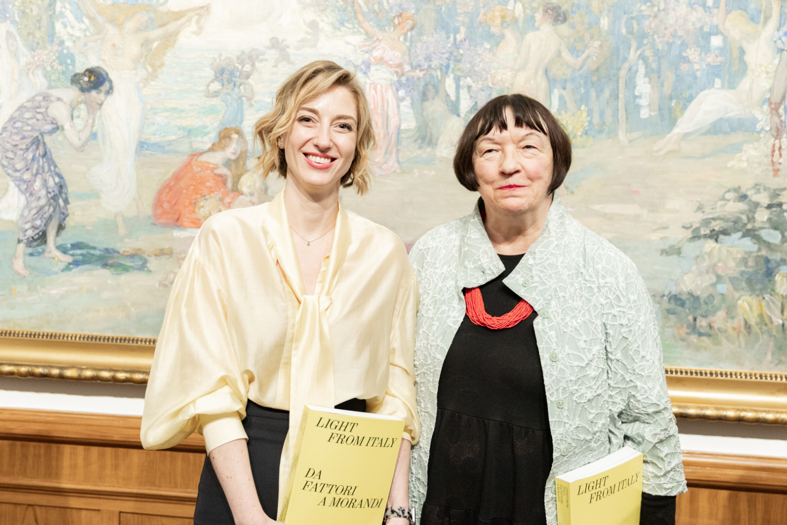 Izstādes kataloga atvēršanas ceremonijas norise LNMM telpās, telpā apmeklētāji un viesi